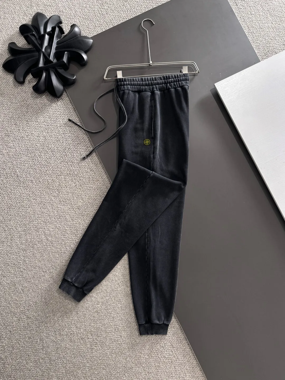 Next day shipment P360 Stone lsland/Stone Island Exclusively launches 25ss autumn and winter new high-quality trousers. Compare real-life details at will. Craftsmanship that ordinary small workshops cannot copy. Top-level ZP development. Unique imported fabric feel. Purely imported German machine production. Precision operation. Ten thousand needle density. A pair of trousers with rich details. You can see the development strength. A full set of new accessories are customized simultaneously. Simple yet elegant. Soft, delicate and comfortable. The upper body is versatile and fashionable. A perfect choice for autumn and winter. A must-have item. Loose fit. Please refer to the size chart when placing an order: S to XXL (or state your height and weight when placing an order)